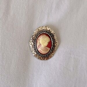 Vintage 1970s Peri cameo broach